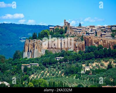 vista sulla città di orvieto dominante dalla collina, splendida vista panoramica sulla campagna del centro italia nelle giornate di sole Foto Stock