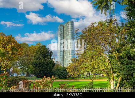 Düsseldorf (Graf Adolf Platz), Germania - Ottobre 9. 2022: Paesaggio urbano con parco verde, moderno edificio a torre Gap 15, cielo blu autunnale Foto Stock