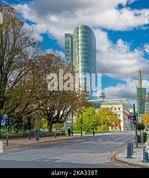 Düsseldorf (Graf Adolf Platz), Germania - Ottobre 9. 2022: Paesaggio urbano con parco verde, moderno edificio a torre Gap 15, cielo blu autunnale Foto Stock