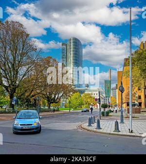 Düsseldorf (Graf Adolf Platz), Germania - Ottobre 9. 2022: Paesaggio urbano con parco verde, moderno edificio a torre Gap 15, cielo blu autunnale Foto Stock