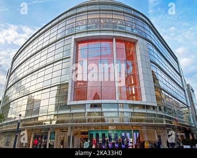 Düsseldorf, Germania - Ottobre 9. 2022: Edificio moderno con facciata in vetro del negozio Peek und Cloppenburg Foto Stock