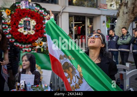 Istanbul, Turchia. 31st Ott 2022. I cittadini iraniani che vivono in Turchia hanno protestato contro il governo iraniano il 45th° giorno dell'assassinio di Mahsa Jina Amini di fronte al Consolato generale turco di Istanbul. Proteste e scontri con le forze di sicurezza continuano in molte parti del paese e del mondo dopo la morte di Mahsa Amini dopo essere stata arrestata dalla polizia morale il 13 settembre a Teheran, capitale dell'Iran, per il motivo che "non rispetta le regole del velo" (Credit Image: © Tolga Ildun/ZUMA Press Wire) Foto Stock