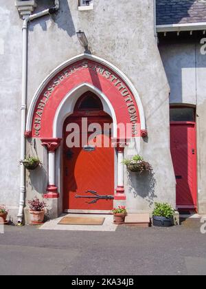 Shiels Institution, Carrickfergus, Irlanda del Nord. Costruito da Charles Shiels (progettato da Charles Lanyon) come istituzione caritativa per fornire alloggio libero in affitto per le donne indigenti, le vedove e gli orfani nel 1869. Foto Stock