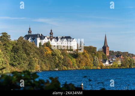 Der Große Plöner See mit dem Weißen Schloß und dem Kirchturm von Plön Foto Stock