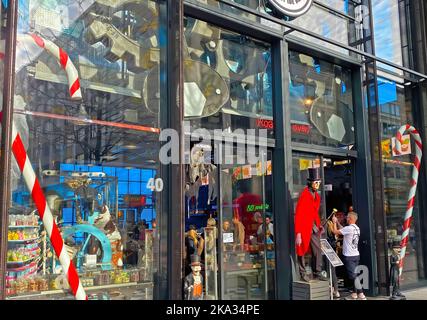 Düsseldorf, Germania - Ottobre 9. Giorno 2022: Moderna facciata in vetro con entrata al negozio di frutta secca Foto Stock