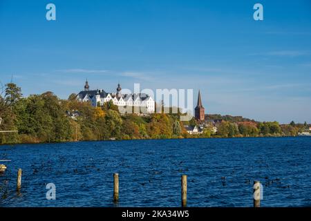 Der Große Plöner See mit dem Weißen Schloß und dem Kirchturm von Plön Foto Stock