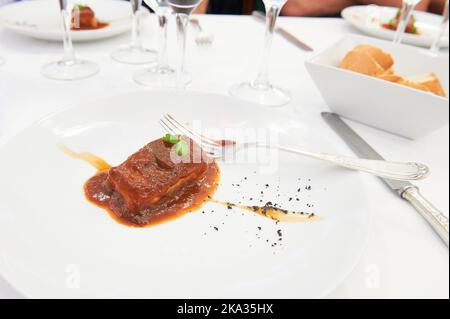 Piatti tipici dei Paesi Baschi, salsa di merluzzo Vizcaina servita su un piatto bianco Foto Stock