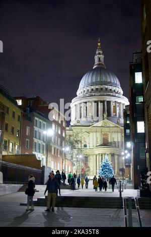 Una foto verticale della Cattedrale di San Paolo di notte con un albero di Natale decorato e gente, Londra Foto Stock