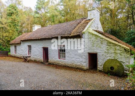 Molto piccolo, tre camere, irlandese cottage con tetto in paglia, comune tra i lavoratori agricoli nel 1800s 19th ° secolo Foto Stock