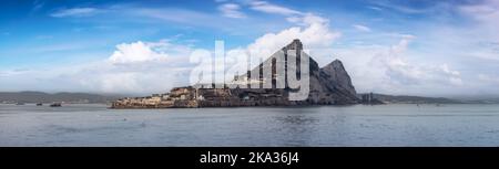 Edifici cittadini, case e montagna sul mare. Gibilterra, Regno Unito Foto Stock