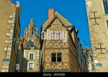 Vecchio edificio in legno e la torre della Cattedrale di Saint Loius di Blois, Loire-et-Cher, Francia. Foto Stock