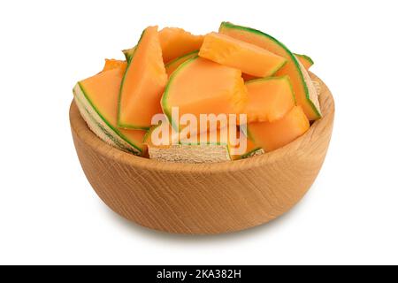 Melone cantalupo in ciotola di legno isolato su sfondo bianco con profondità di campo piena. Foto Stock