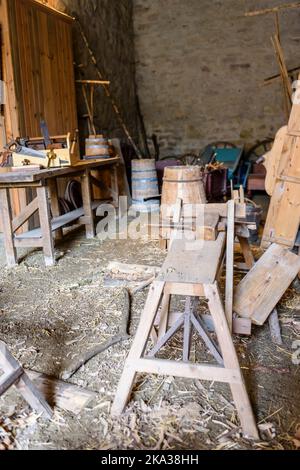 Morsa a piede tradizionale in officina di falegname. Foto Stock