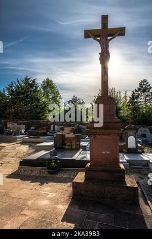 Cimitero presso la Chiesa Saint-Jean-Baptiste di Saessolsheim in Alsazia, Francia Foto Stock