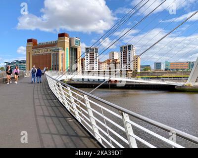 Millennium Bridge e Baltic Flour Mill Gateshead Foto Stock