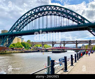 Tyne Bridge e Quayside a Newcastle Foto Stock