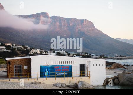 Una foto panoramica della piscina di marea di Camps Bay e della montagna di dodici apostoli sullo sfondo a Città del Capo Foto Stock