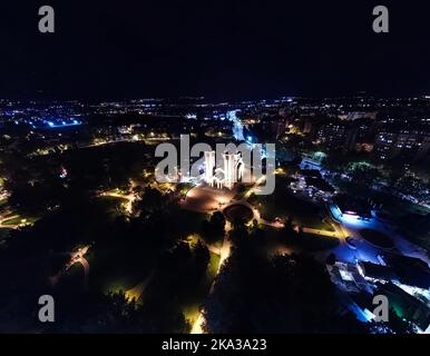 Una vista aerea della Chiesa del Santo Imperatore Costantino e dell'imperatrice Helena a Nis, Serbia di notte Foto Stock