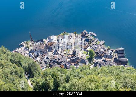 Vista aerea del lago Hallstatt e del villaggio di Hallstatt, Salzkammergut, alta Austria Foto Stock