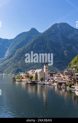 Lago di Hallstatt e villaggio di Hallstatt, Salzkammergut, alta Austria Foto Stock