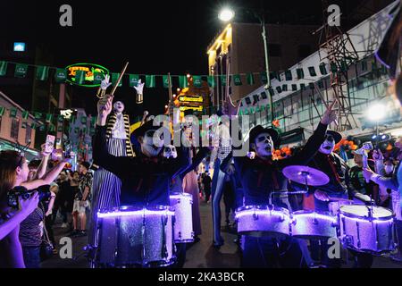 Bangkok, Thailandia. 31st Ott 2022. I musicisti si esibiscono durante la parata di Halloween. Khaosan Road, una delle più famose strade a piedi di Bangkok, ha tenuto la sfilata dei fantasmi per il festival di Halloween dopo 2 anni di restrizioni COVID. (Foto di Varuth Pongsapipatt/SOPA Images/Sipa USA) Credit: Sipa USA/Alamy Live News Foto Stock