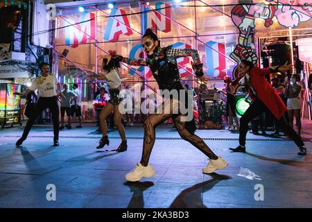 Bangkok, Thailandia. 31st Ott 2022. I ballerini si esibiscono durante la parata di Halloween. Khaosan Road, una delle più famose strade a piedi di Bangkok, ha tenuto la sfilata dei fantasmi per il festival di Halloween dopo 2 anni di restrizioni COVID. (Foto di Varuth Pongsapipatt/SOPA Images/Sipa USA) Credit: Sipa USA/Alamy Live News Foto Stock