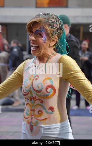 New York, Stati Uniti. 31st Ott 2022. Hoda Kotb in costume durante lo spettacolo di oggi per Halloween al Rockefeller Plaza, New York, NY, 31 ottobre 2022. (Foto di Anthony Behar/Sipa USA) Credit: Sipa USA/Alamy Live News Foto Stock