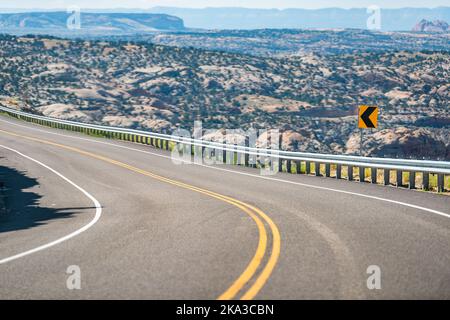 Bella strada tortuosa autostrada 12 viaggio panoramico dal punto di vista auto nel Grand Staircase Escalante National Monument in Utah estate con i segnali curva AN Foto Stock