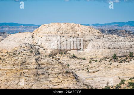 Vista ad angolo alto delle formazioni rocciose del canyon butte Mesa sull'autostrada 12 strada panoramica nel Grand Staircase Escalante National Monument nello Utah Summer wisconsin Foto Stock