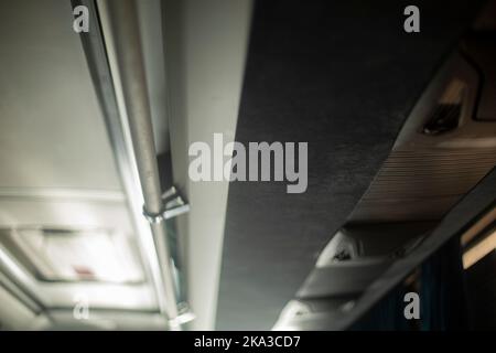 Dettagli dell'interno dell'autobus. Soffitto sull'autobus. Luce sulla superficie. Foto Stock