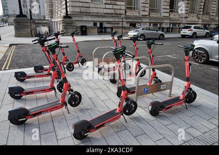 Liverpool, UK- 7 settembre 2022: Un gruppo di scooter elettrici voi. Nel centro di Liverpool Foto Stock