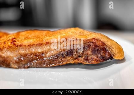 Macro closeup di barbecue fresco cotto carne di maiale pancia grasso pancetta carne con croccante pelle croccante, cibo nutriente isolato contro piatto bianco backgrou Foto Stock