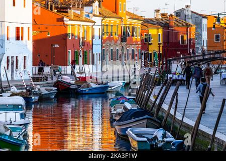 Un bellissimo scatto di case tradizionali in barca nel fiume bacchetta nella città di Venezia, Italia Foto Stock