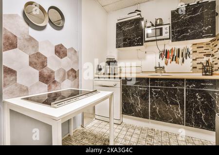 La cucina si trova nell'area salotto dello spazio coworking Foto Stock