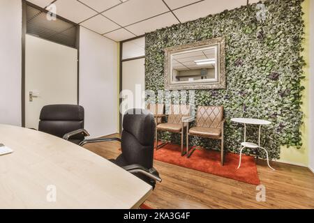 Tavolo da pranzo situato nell'area salotto dello spazio coworking Foto Stock