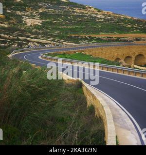 Strada curva a Malta che attraversa la zona di montagna. Foto Stock