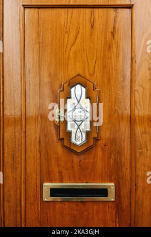 Edificio residenziale con entrata in legno chiusa Foto Stock