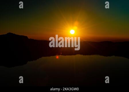 Tramonto sul Crater Lake National Park in Oregon. Immagine ripresa in un chiaro giorno d'autunno. Foto Stock