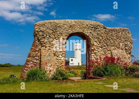 Le rovine della cappella di St Edmund, costruita nel 1272, con l'ex faro sullo sfondo a Old Hunstanton, una stazione balneare nel Norfolk Inghilterra. Foto Stock