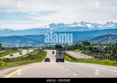 Gypsum, USA - 29 giugno 2019: Autostrada Interstate i70 attraverso la Western Slope del Colorado con auto nel traffico e punto di vista della roccia innevata Foto Stock