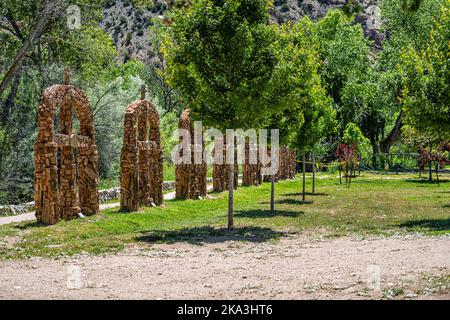 Chimayo, USA - 19 giugno 2019: Croci di pietra in mattoni che rappresentano sette giorni di creazione nella chiesa del santuario di El Santuario de Chimayo del New Mexico Foto Stock