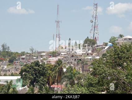 Distretto popolare, Port-au-Prince, Haiti. Port-au-Prince ha circa 2 milioni di abitanti, molti dei quali vivono in aree povere, e alcuni senza alloggio Foto Stock