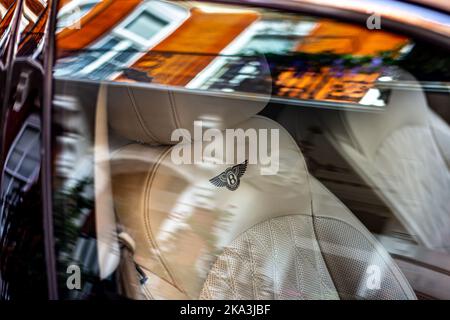 Una bella bentley si trova parcheggiata nella ricca Mayfair nel ricco quartiere di westminster di Londra. La composizione del logo appare dal lato conducente Foto Stock