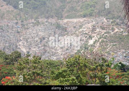 Distretto popolare, Port-au-Prince, Haiti. Port-au-Prince ha circa 2 milioni di abitanti, molti dei quali vivono in aree povere, e alcuni senza alloggio Foto Stock