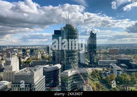 Varsavia con un moderno grattacielo in Polonia. Foto Stock