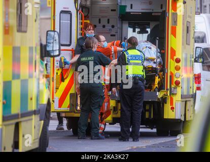 Londra, Regno Unito. 31st Ott 2022. L'NHS è sottoposto a forti pressioni con l'avvicinarsi dell'inverno. L'NHS sta sperimentando alcune delle pressioni più gravi nei suoi 70 anni di storia. La pandemia COVID-19 è solo la punta dell'iceberg - il servizio sanitario ha dovuto affrontare anni di pianificazione inadeguata e di sottoapprovvigionamento cronico. Ci sono gravi carenze di personale e il morale è basso. I lavoratori dell'NHS sono stati balloed per l'azione di sciopero. Credit: Karl Black/Alamy Live News Foto Stock