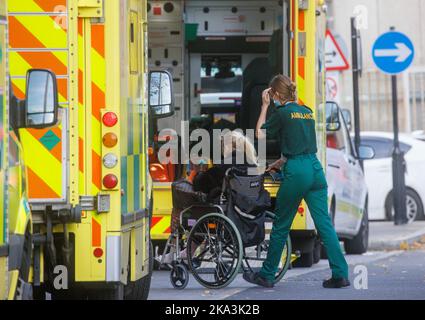 Londra, Regno Unito. 31st Ott 2022. L'NHS è sottoposto a forti pressioni con l'avvicinarsi dell'inverno. L'NHS sta sperimentando alcune delle pressioni più gravi nei suoi 70 anni di storia. La pandemia COVID-19 è solo la punta dell'iceberg - il servizio sanitario ha dovuto affrontare anni di pianificazione inadeguata e di sottoapprovvigionamento cronico. Ci sono gravi carenze di personale e il morale è basso. I lavoratori dell'NHS sono stati balloed per l'azione di sciopero. Credit: Karl Black/Alamy Live News Foto Stock