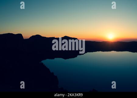 Tramonto sul Crater Lake National Park in Oregon. Immagine ripresa in un chiaro giorno d'autunno. Foto Stock