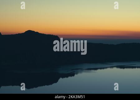 Tramonto sul Crater Lake National Park in Oregon. Immagine ripresa in un chiaro giorno d'autunno. Foto Stock