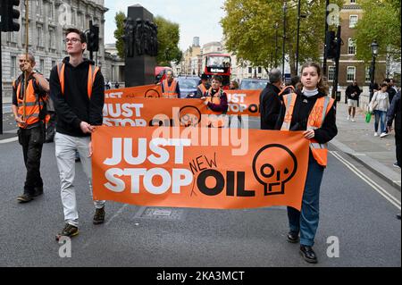Londra, Regno Unito. 31st ottobre 2022, gli attivisti Just Stop Oil hanno continuato con le loro dimostrazioni a Whitehall il giorno 31 della loro campagna. Un portavoce di Just Stop Oil è stato citato come dicendo: "Non siamo disposti a stare a guardare mentre tutto ciò che amiamo viene distrutto, mentre le persone vulnerabili soffrono la fame e le imprese di combustibili fossili e i ricchi profitti dalla nostra miseria”. Foto Stock